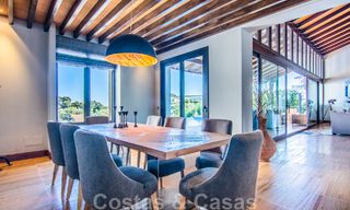 Villa individuelle à vendre en position élevée, avec vue panoramique sur la montagne et la mer, dans une urbanisation exclusive de Marbella Est 46955 