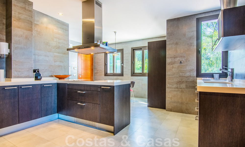 Villa individuelle à vendre en position élevée, avec vue panoramique sur la montagne et la mer, dans une urbanisation exclusive de Marbella Est 46956