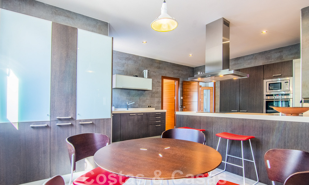 Villa individuelle à vendre en position élevée, avec vue panoramique sur la montagne et la mer, dans une urbanisation exclusive de Marbella Est 46957