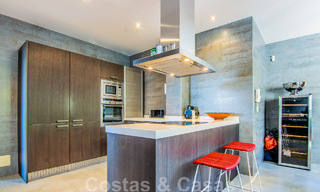 Villa individuelle à vendre en position élevée, avec vue panoramique sur la montagne et la mer, dans une urbanisation exclusive de Marbella Est 46958 