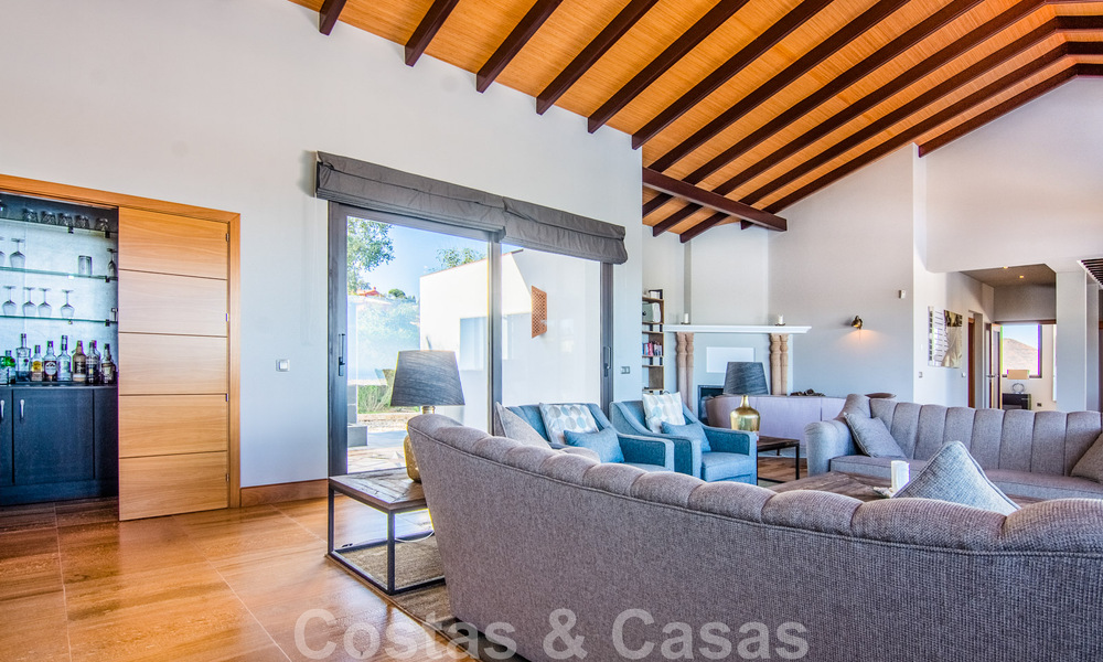 Villa individuelle à vendre en position élevée, avec vue panoramique sur la montagne et la mer, dans une urbanisation exclusive de Marbella Est 46962