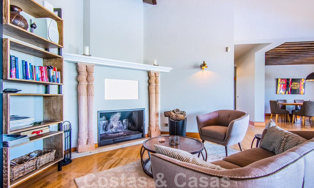 Villa individuelle à vendre en position élevée, avec vue panoramique sur la montagne et la mer, dans une urbanisation exclusive de Marbella Est 46964