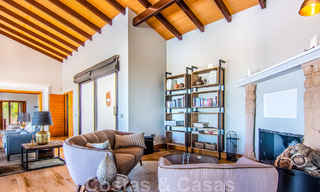 Villa individuelle à vendre en position élevée, avec vue panoramique sur la montagne et la mer, dans une urbanisation exclusive de Marbella Est 46965 