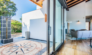 Villa individuelle à vendre en position élevée, avec vue panoramique sur la montagne et la mer, dans une urbanisation exclusive de Marbella Est 46966 