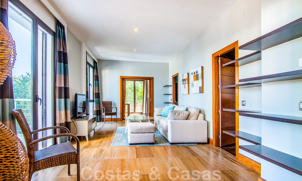 Villa individuelle à vendre en position élevée, avec vue panoramique sur la montagne et la mer, dans une urbanisation exclusive de Marbella Est 46967