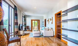 Villa individuelle à vendre en position élevée, avec vue panoramique sur la montagne et la mer, dans une urbanisation exclusive de Marbella Est 46967 