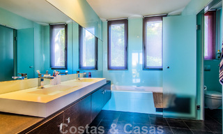 Villa individuelle à vendre en position élevée, avec vue panoramique sur la montagne et la mer, dans une urbanisation exclusive de Marbella Est 46969 