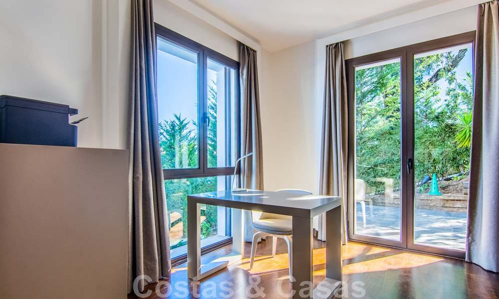 Villa individuelle à vendre en position élevée, avec vue panoramique sur la montagne et la mer, dans une urbanisation exclusive de Marbella Est 46970