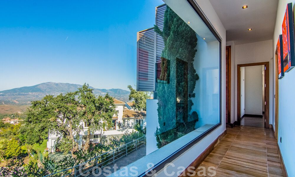 Villa individuelle à vendre en position élevée, avec vue panoramique sur la montagne et la mer, dans une urbanisation exclusive de Marbella Est 46973