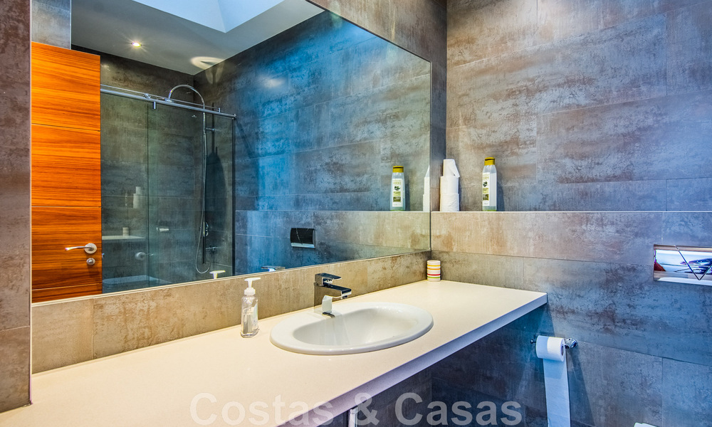 Villa individuelle à vendre en position élevée, avec vue panoramique sur la montagne et la mer, dans une urbanisation exclusive de Marbella Est 46976