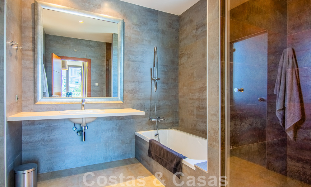 Villa individuelle à vendre en position élevée, avec vue panoramique sur la montagne et la mer, dans une urbanisation exclusive de Marbella Est 46978