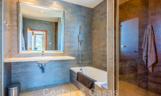 Villa individuelle à vendre en position élevée, avec vue panoramique sur la montagne et la mer, dans une urbanisation exclusive de Marbella Est 46978 