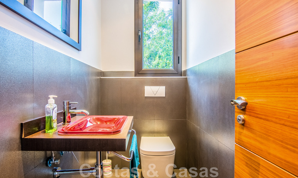 Villa individuelle à vendre en position élevée, avec vue panoramique sur la montagne et la mer, dans une urbanisation exclusive de Marbella Est 46981