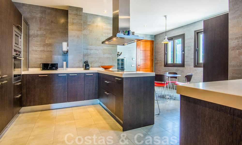 Villa individuelle à vendre en position élevée, avec vue panoramique sur la montagne et la mer, dans une urbanisation exclusive de Marbella Est 46982