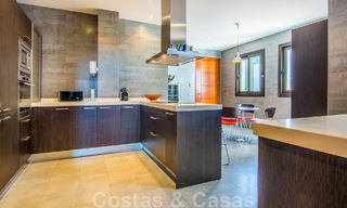 Villa individuelle à vendre en position élevée, avec vue panoramique sur la montagne et la mer, dans une urbanisation exclusive de Marbella Est 46982 