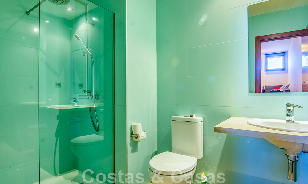 Villa individuelle à vendre en position élevée, avec vue panoramique sur la montagne et la mer, dans une urbanisation exclusive de Marbella Est 46984