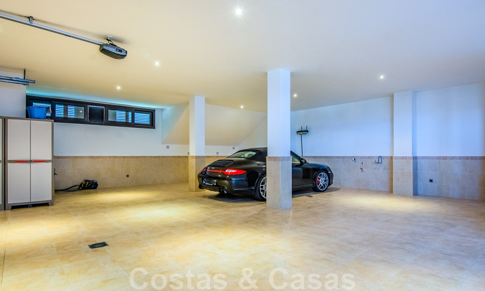 Villa individuelle à vendre en position élevée, avec vue panoramique sur la montagne et la mer, dans une urbanisation exclusive de Marbella Est 46985