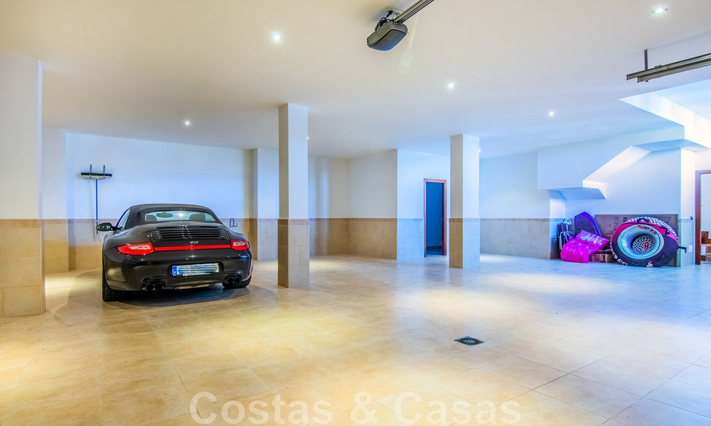 Villa individuelle à vendre en position élevée, avec vue panoramique sur la montagne et la mer, dans une urbanisation exclusive de Marbella Est 46986