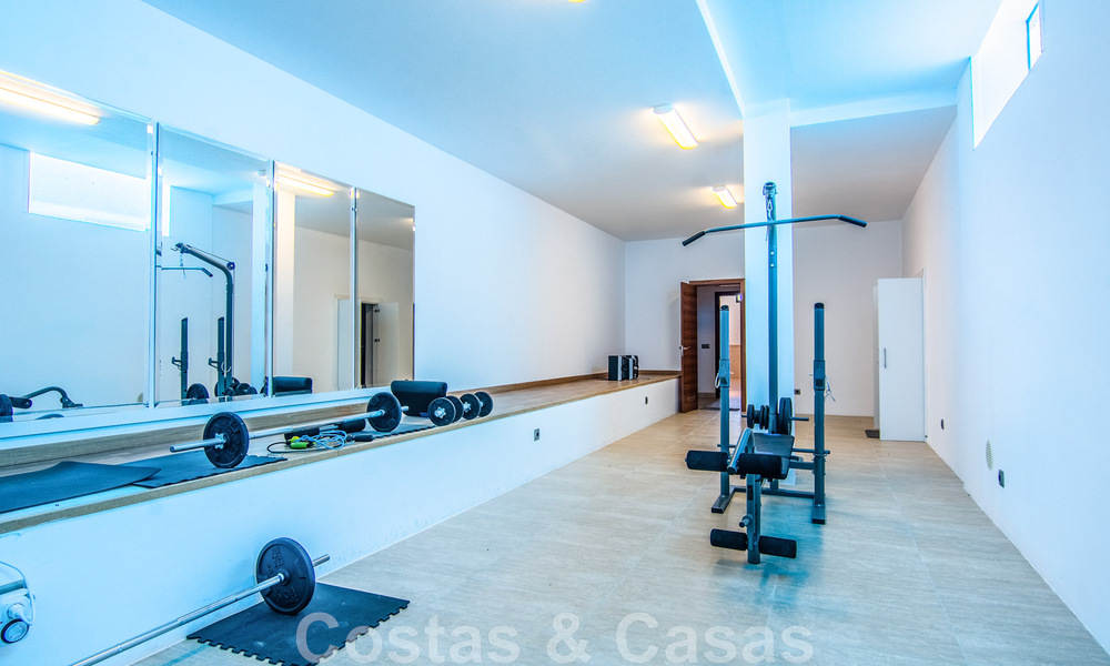 Villa individuelle à vendre en position élevée, avec vue panoramique sur la montagne et la mer, dans une urbanisation exclusive de Marbella Est 46988