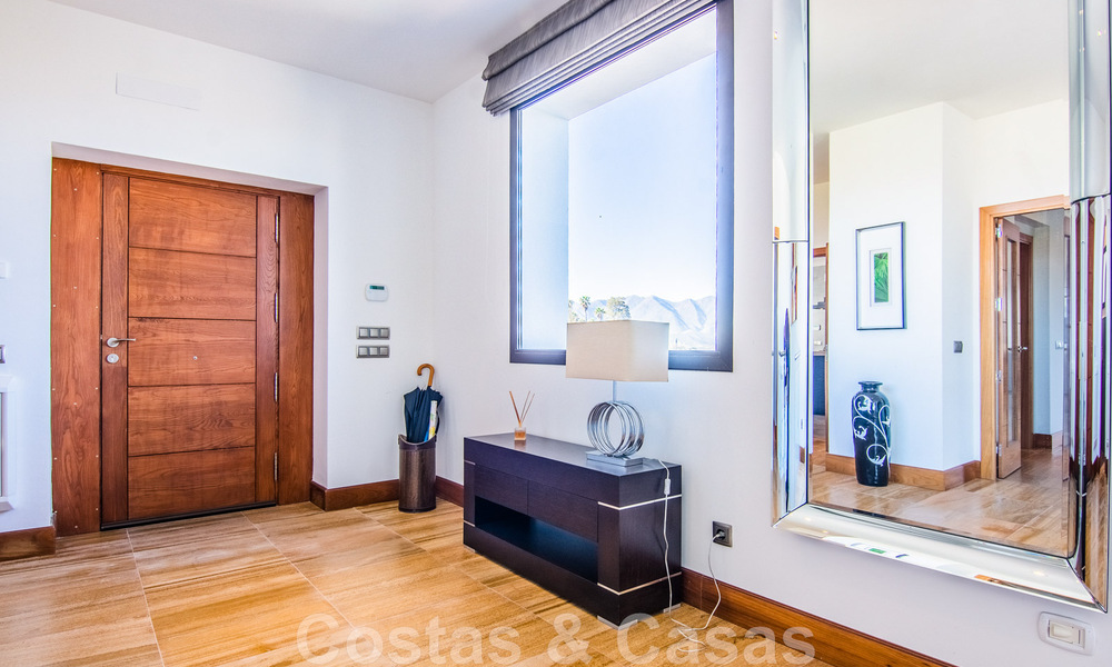 Villa individuelle à vendre en position élevée, avec vue panoramique sur la montagne et la mer, dans une urbanisation exclusive de Marbella Est 46989