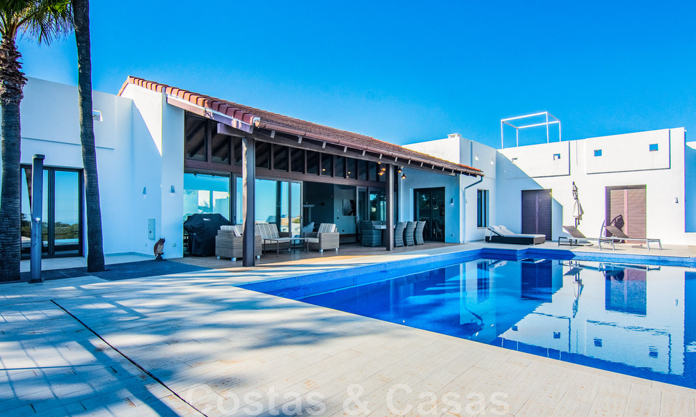 Villa individuelle à vendre en position élevée, avec vue panoramique sur la montagne et la mer, dans une urbanisation exclusive de Marbella Est 46990