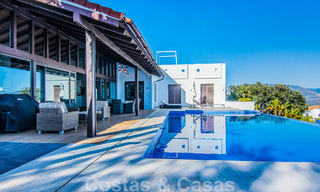 Villa individuelle à vendre en position élevée, avec vue panoramique sur la montagne et la mer, dans une urbanisation exclusive de Marbella Est 46991 
