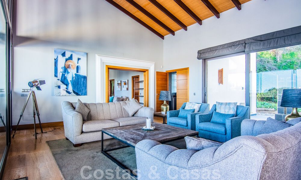 Villa individuelle à vendre en position élevée, avec vue panoramique sur la montagne et la mer, dans une urbanisation exclusive de Marbella Est 46992