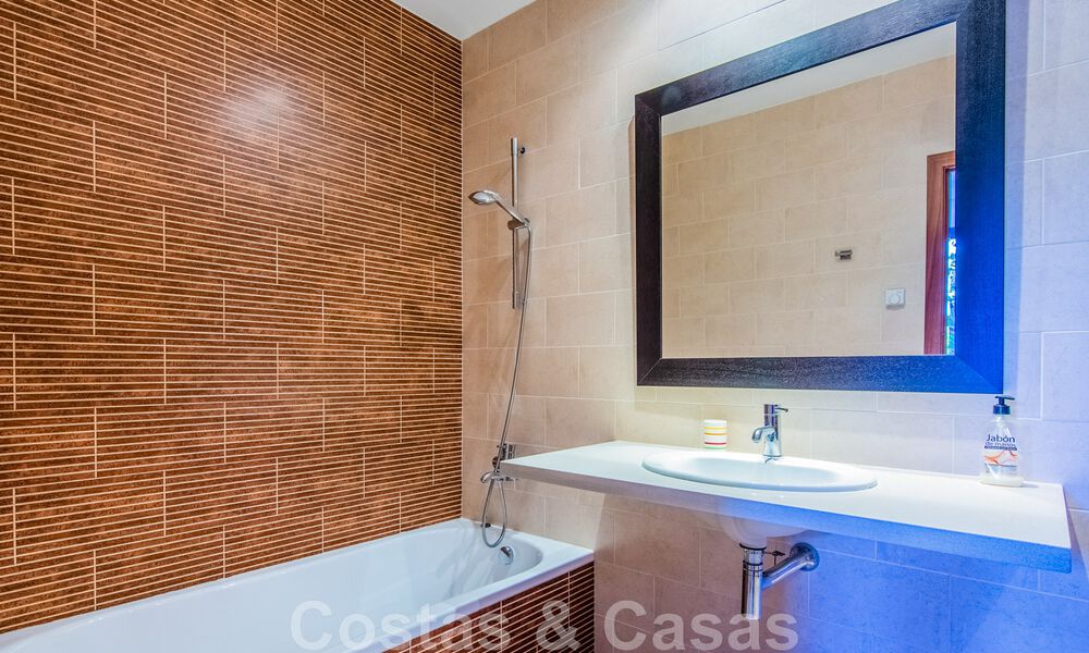 Villa individuelle à vendre en position élevée, avec vue panoramique sur la montagne et la mer, dans une urbanisation exclusive de Marbella Est 46996