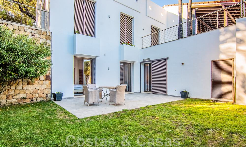 Villa individuelle à vendre en position élevée, avec vue panoramique sur la montagne et la mer, dans une urbanisation exclusive de Marbella Est 46998