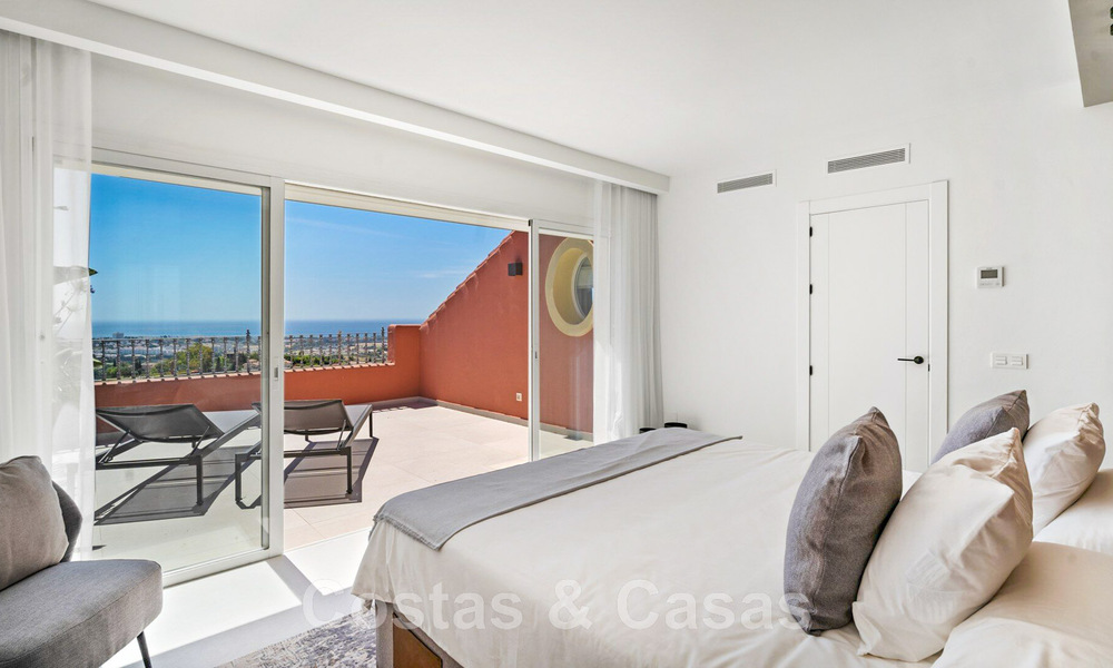 Penthouse moderne et rénové de 4 chambres à vendre avec une vue sublime sur la mer dans une communauté fermée à Benahavis - Marbella 47152