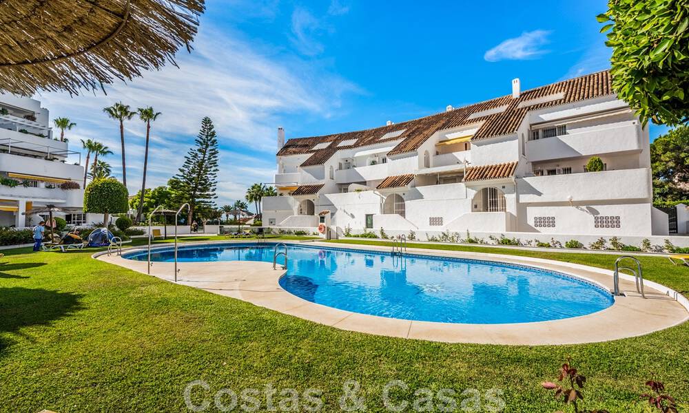 Penthouse contemporain rénové à vendre avec vue sur la mer à distance de marche de toutes les commodités, de la plage et de Puerto Banus à Nueva Andalucia, Marbella 47000