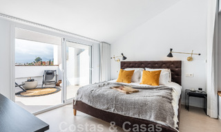Penthouse contemporain rénové à vendre avec vue sur la mer à distance de marche de toutes les commodités, de la plage et de Puerto Banus à Nueva Andalucia, Marbella 47005 