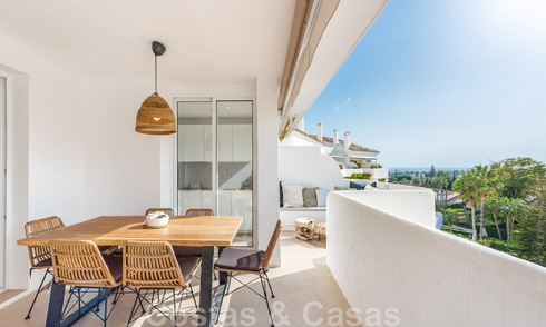 Penthouse contemporain rénové à vendre avec vue sur la mer à distance de marche de toutes les commodités, de la plage et de Puerto Banus à Nueva Andalucia, Marbella 47012