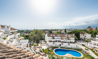 Penthouse contemporain rénové à vendre avec vue sur la mer à distance de marche de toutes les commodités, de la plage et de Puerto Banus à Nueva Andalucia, Marbella 47018 