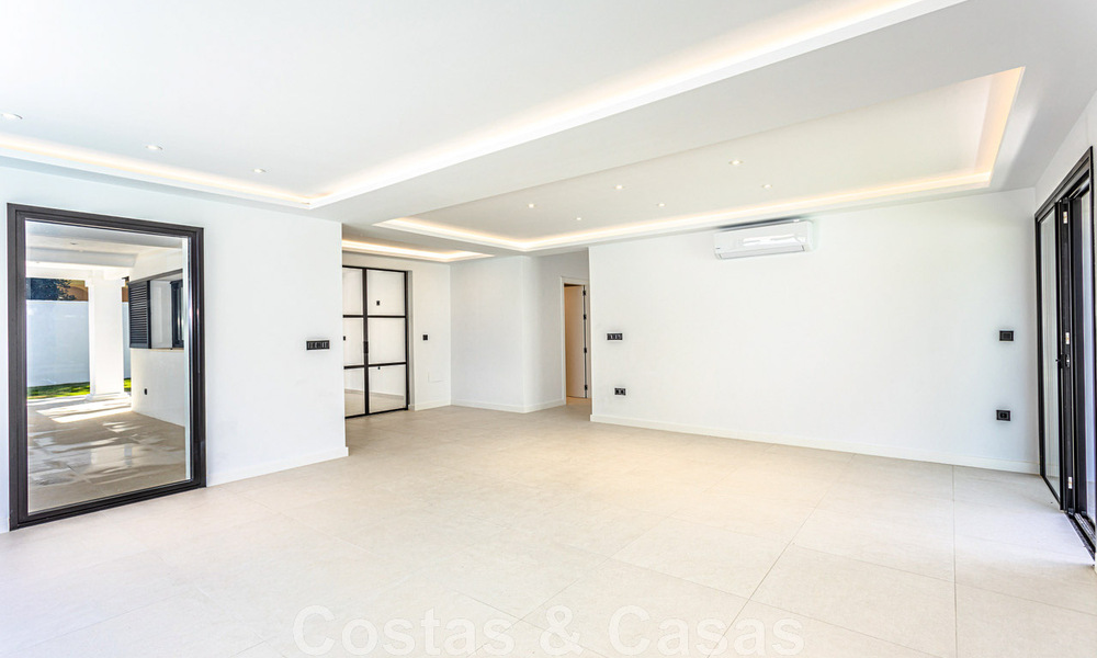 Belle villa de plain-pied à vendre, à distance de marche de la plage d'Elviria, à l'est du centre de Marbella 46890