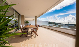 Appartement de rez-de-chaussée surélevé, prêt à être emménagé, à vendre avec vue panoramique sur la vallée et la mer dans un quartier exclusif de Benahavis - Marbella 47028 