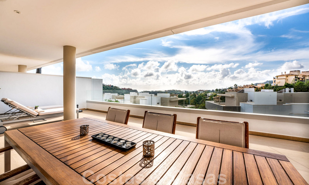 Appartement de rez-de-chaussée surélevé, prêt à être emménagé, à vendre avec vue panoramique sur la vallée et la mer dans un quartier exclusif de Benahavis - Marbella 47029