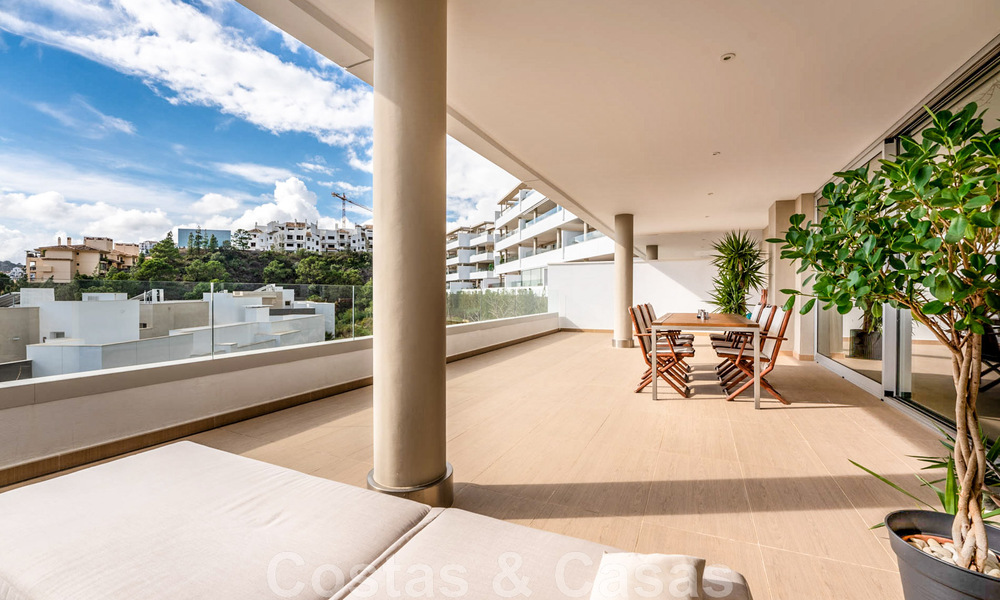 Appartement de rez-de-chaussée surélevé, prêt à être emménagé, à vendre avec vue panoramique sur la vallée et la mer dans un quartier exclusif de Benahavis - Marbella 47030