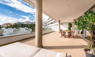 Appartement de rez-de-chaussée surélevé, prêt à être emménagé, à vendre avec vue panoramique sur la vallée et la mer dans un quartier exclusif de Benahavis - Marbella 47030 