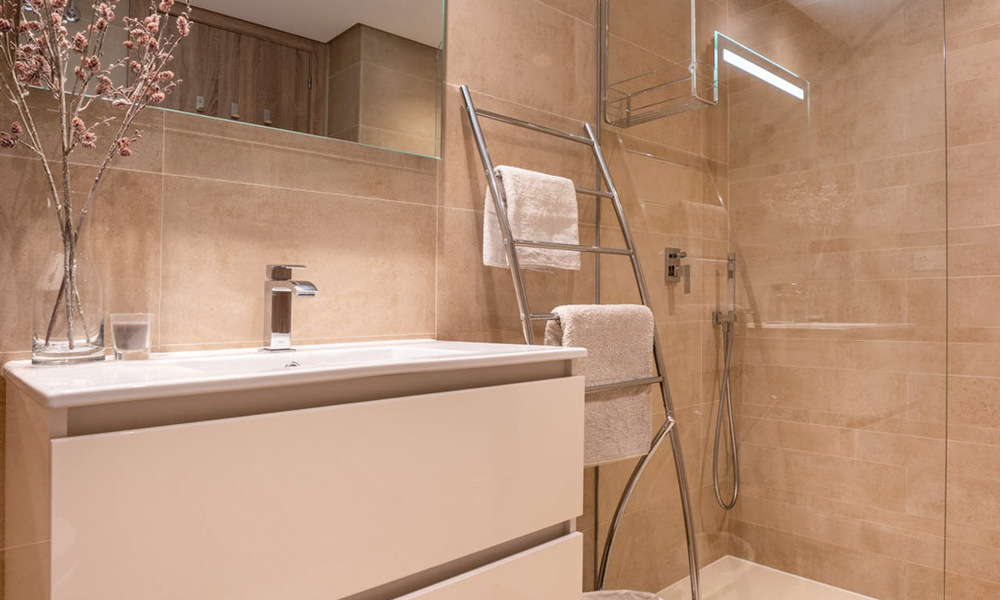 Appartement de rez-de-chaussée surélevé, prêt à être emménagé, à vendre avec vue panoramique sur la vallée et la mer dans un quartier exclusif de Benahavis - Marbella 47036