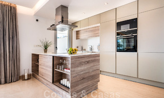 Appartement de rez-de-chaussée surélevé, prêt à être emménagé, à vendre avec vue panoramique sur la vallée et la mer dans un quartier exclusif de Benahavis - Marbella 47040 