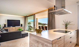 Appartement de rez-de-chaussée surélevé, prêt à être emménagé, à vendre avec vue panoramique sur la vallée et la mer dans un quartier exclusif de Benahavis - Marbella 47041 
