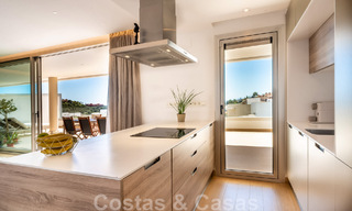 Appartement de rez-de-chaussée surélevé, prêt à être emménagé, à vendre avec vue panoramique sur la vallée et la mer dans un quartier exclusif de Benahavis - Marbella 47042 