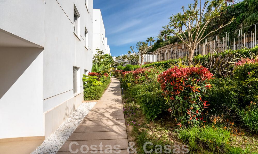 Appartement de rez-de-chaussée surélevé, prêt à être emménagé, à vendre avec vue panoramique sur la vallée et la mer dans un quartier exclusif de Benahavis - Marbella 47045