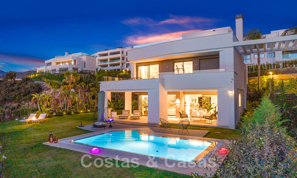 Spacieuse villa de luxe à vendre, conçue dans un style architectural moderne, avec vue sur le golf et la mer, dans un complexe de golf fermé situé à l'est du centre de Marbella 47305