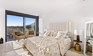 Spacieuse villa de luxe à vendre, conçue dans un style architectural moderne, avec vue sur le golf et la mer, dans un complexe de golf fermé situé à l'est du centre de Marbella 47309 