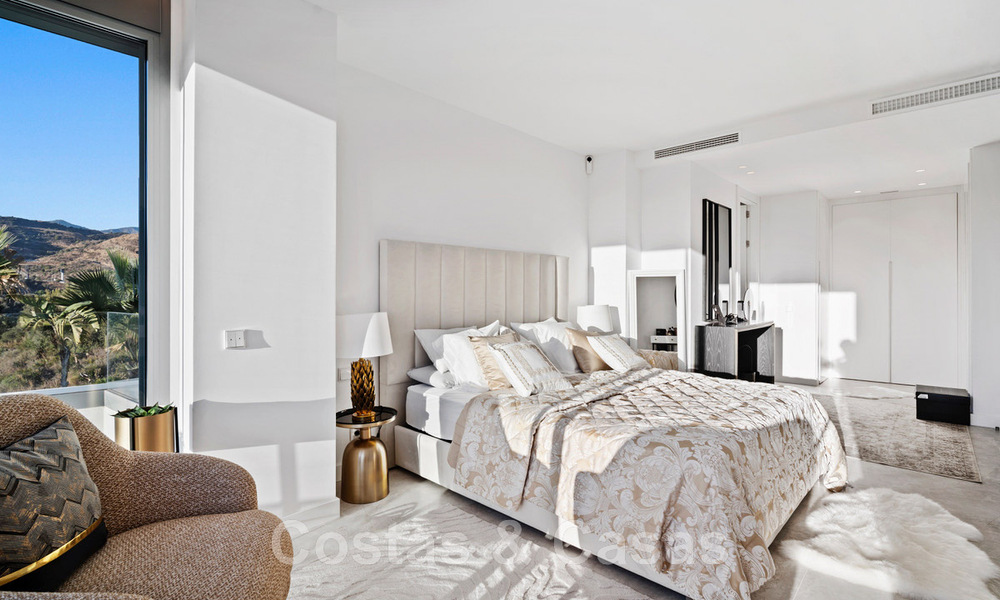 Spacieuse villa de luxe à vendre, conçue dans un style architectural moderne, avec vue sur le golf et la mer, dans un complexe de golf fermé situé à l'est du centre de Marbella 47310