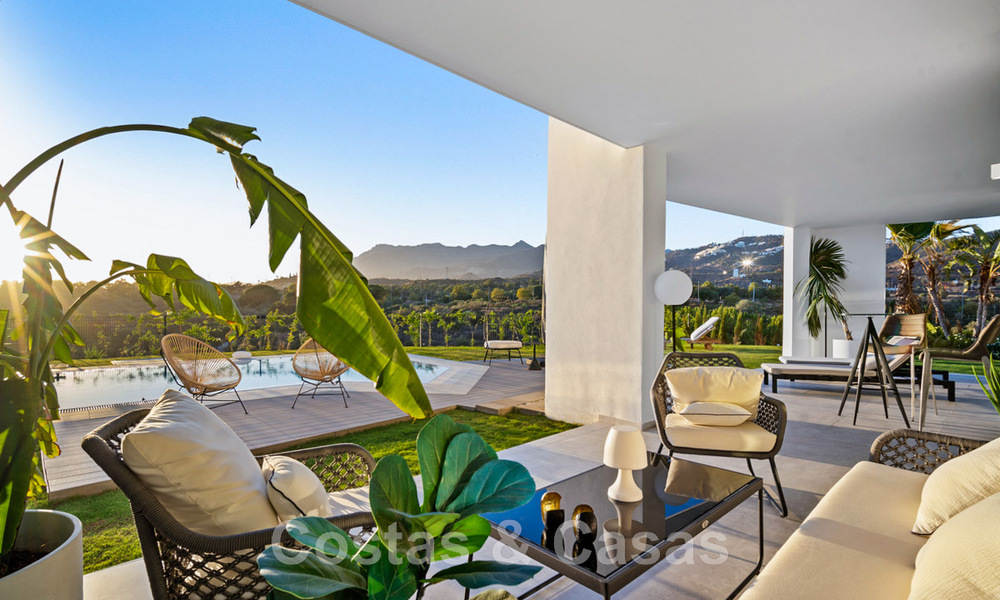 Spacieuse villa de luxe à vendre, conçue dans un style architectural moderne, avec vue sur le golf et la mer, dans un complexe de golf fermé situé à l'est du centre de Marbella 47323