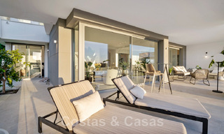 Spacieuse villa de luxe à vendre, conçue dans un style architectural moderne, avec vue sur le golf et la mer, dans un complexe de golf fermé situé à l'est du centre de Marbella 47324 