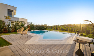 Spacieuse villa de luxe à vendre, conçue dans un style architectural moderne, avec vue sur le golf et la mer, dans un complexe de golf fermé situé à l'est du centre de Marbella 47325 